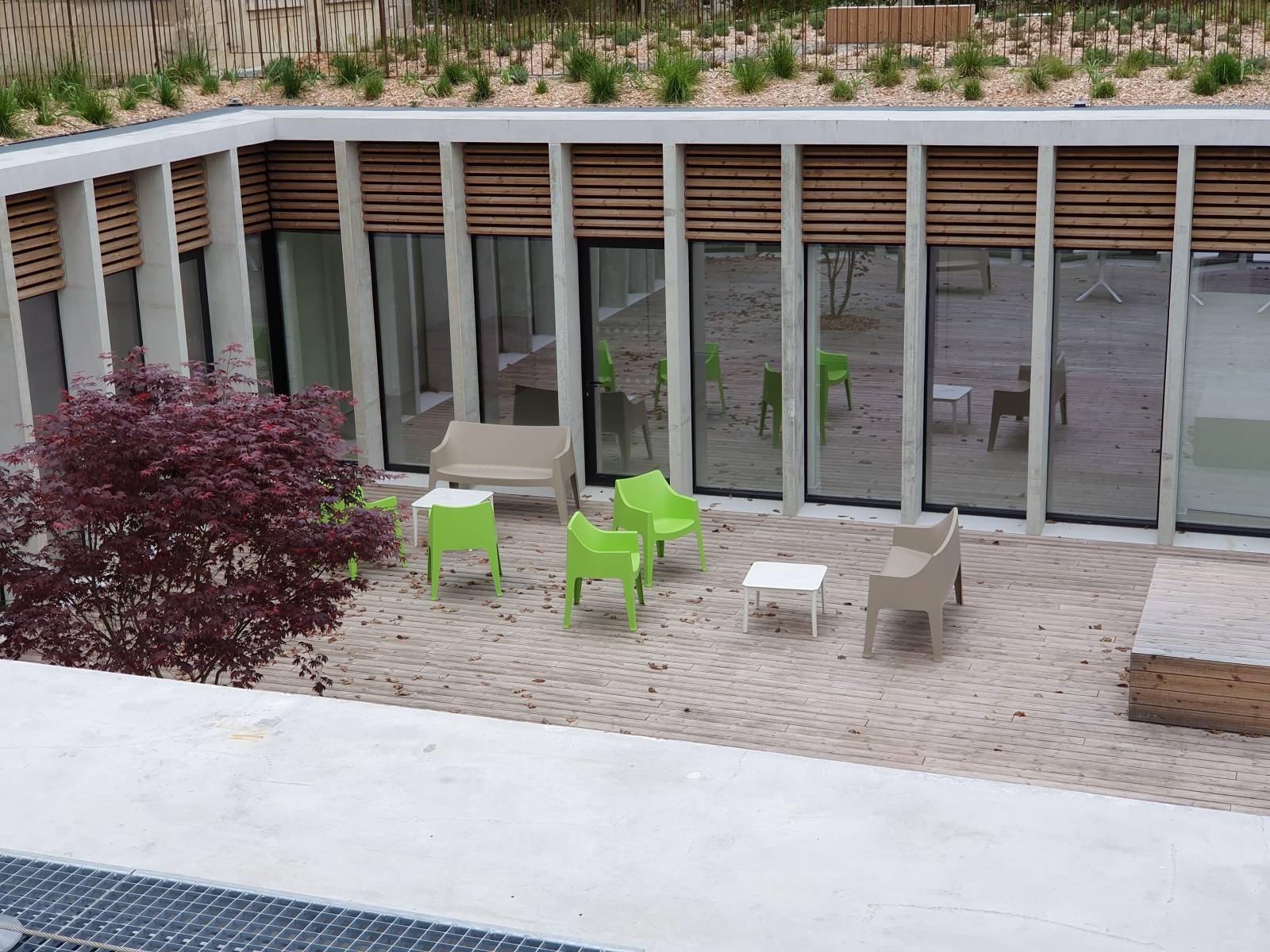 aménagement de la terrasse du repos maternel de gradignan avec du mobilier d'extérieur moderne proche de Bordeaux