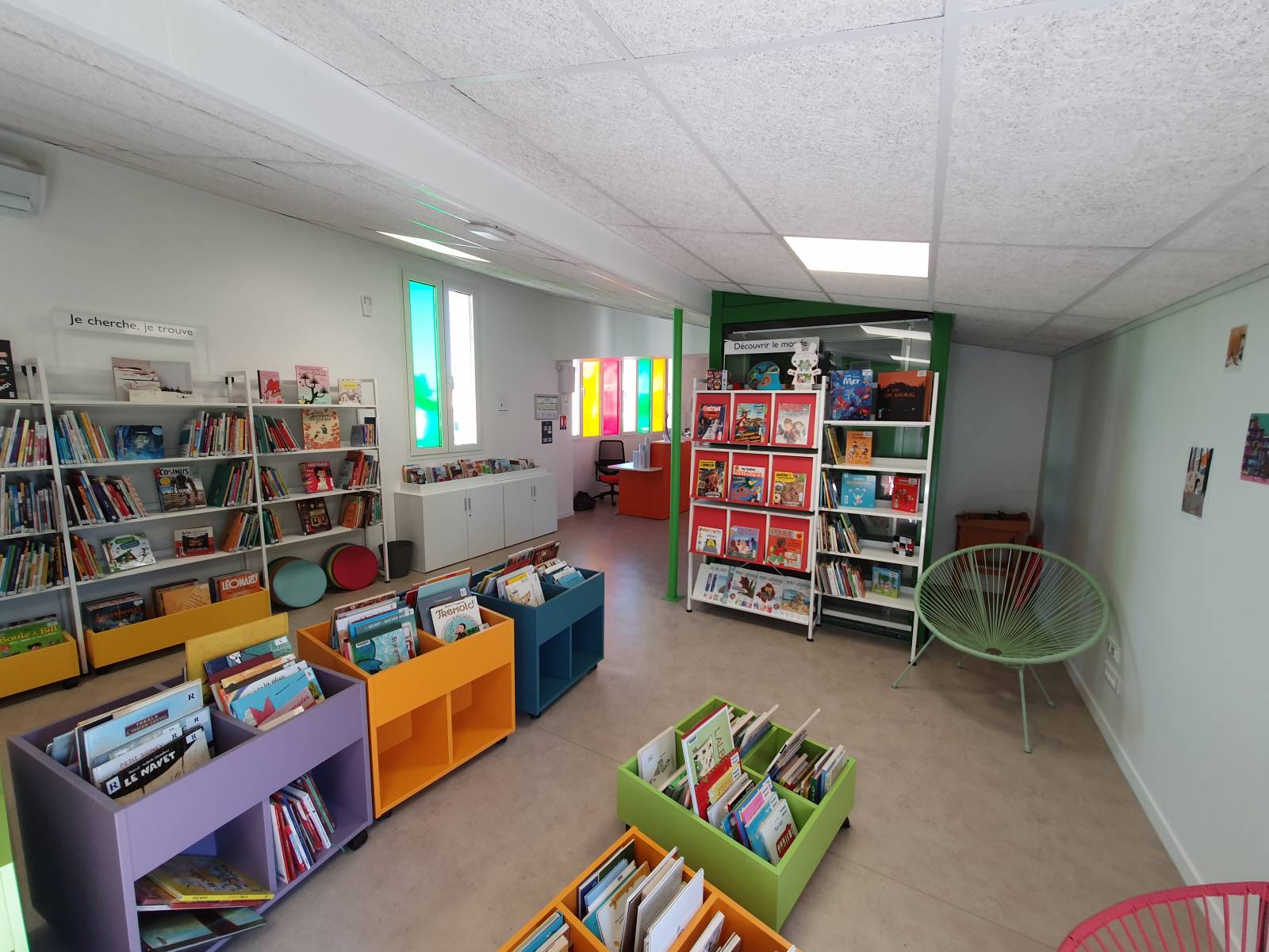 aménager une petite médiathèque coloré avec du mobilier de qualité à Bordeaux