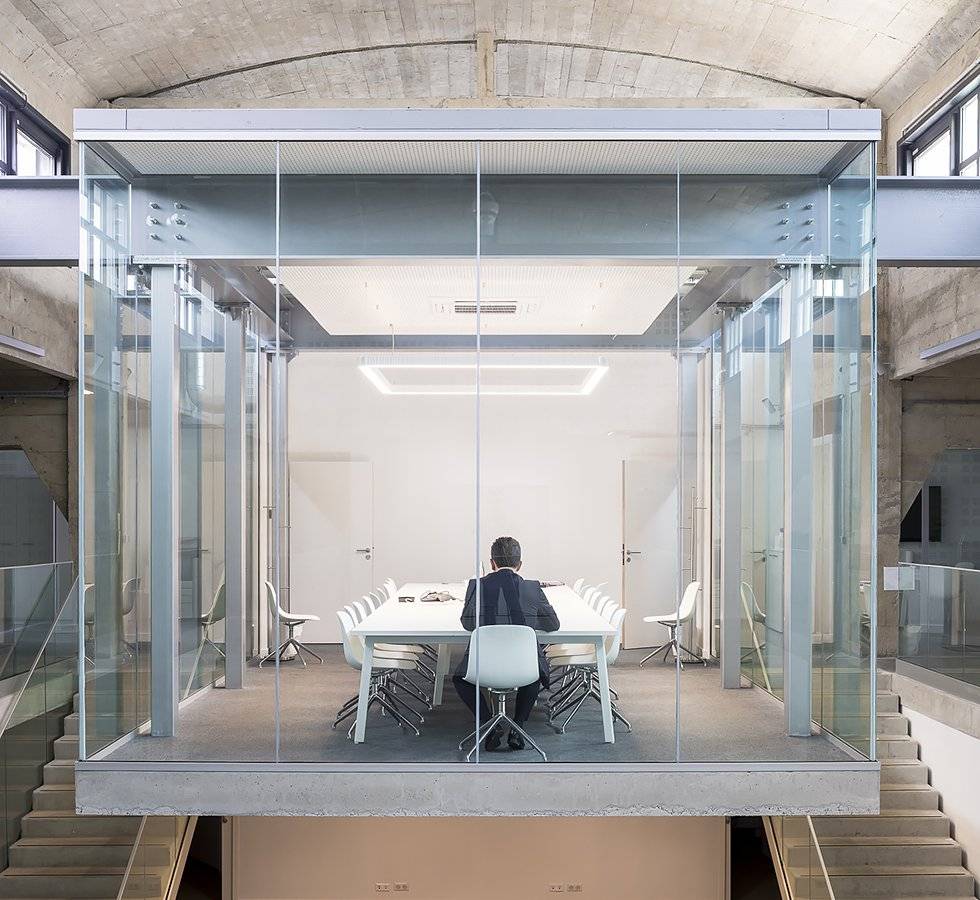 Aménagement d'une salle de réunion haut de gamme suspendu blanche et béton au siège social d'une entreprise à Limoges