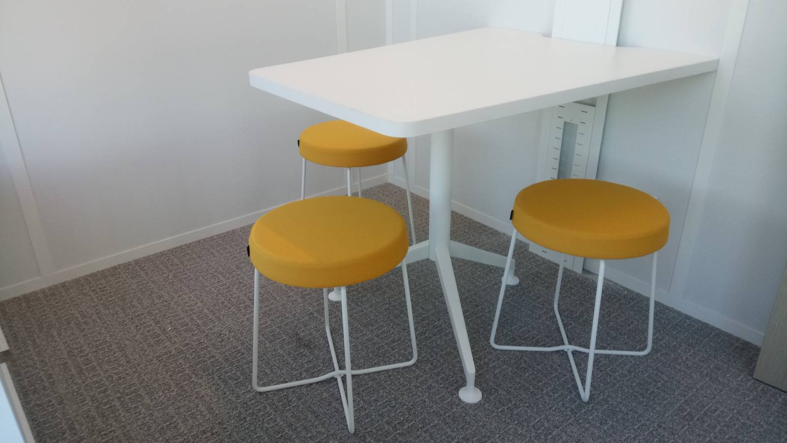 Où acheter une table de réunion haute pour entreprise à Bordeaux en gironde ?