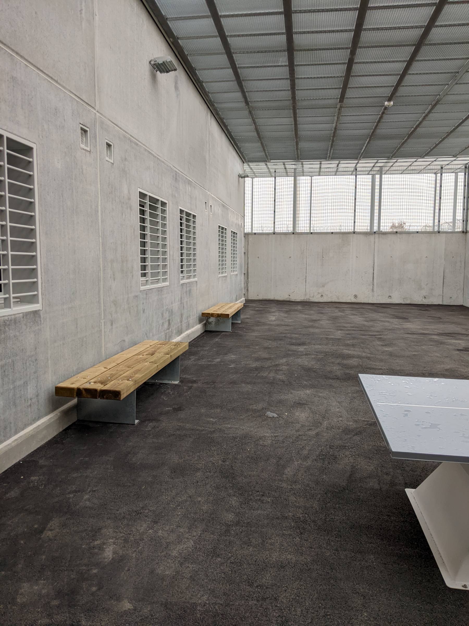 Installeur de mobilier soumis au vandalisme pour centre de rétention administrative à Rivesaltes ? 