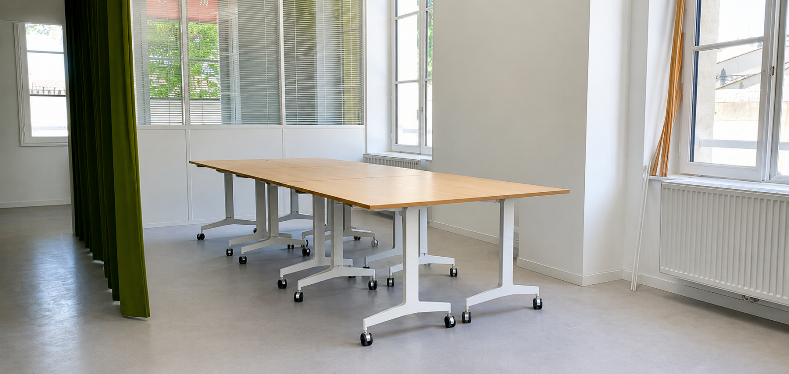 Aménagement tertiaire : salle de réunion flexible avec grandes tables rabattables HOGOS Bordeaux