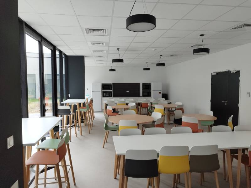 vendeur de meubles de salle de restauration tables et chaises colorées pied bois à Périgueux