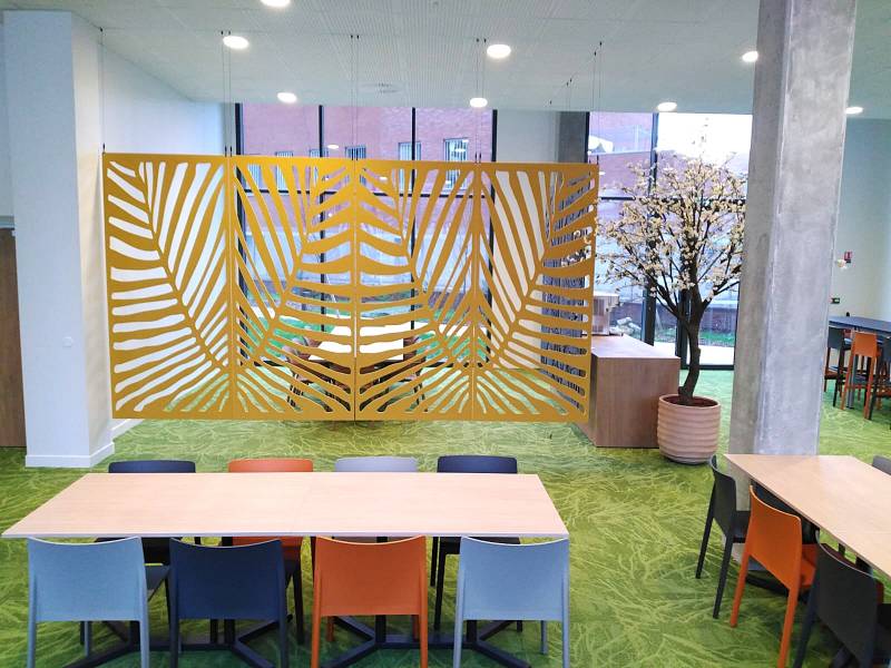 Claustra ajourée et coloré pour créer des séparations acoustiques dans vos espaces de bureau à Bordeaux