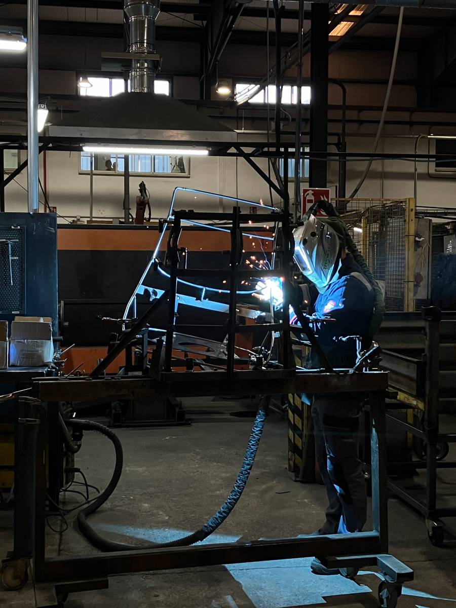 soudeur dans usine de mobilier vendeur de meubles fabriqué à la main en nouvelle aquitaine