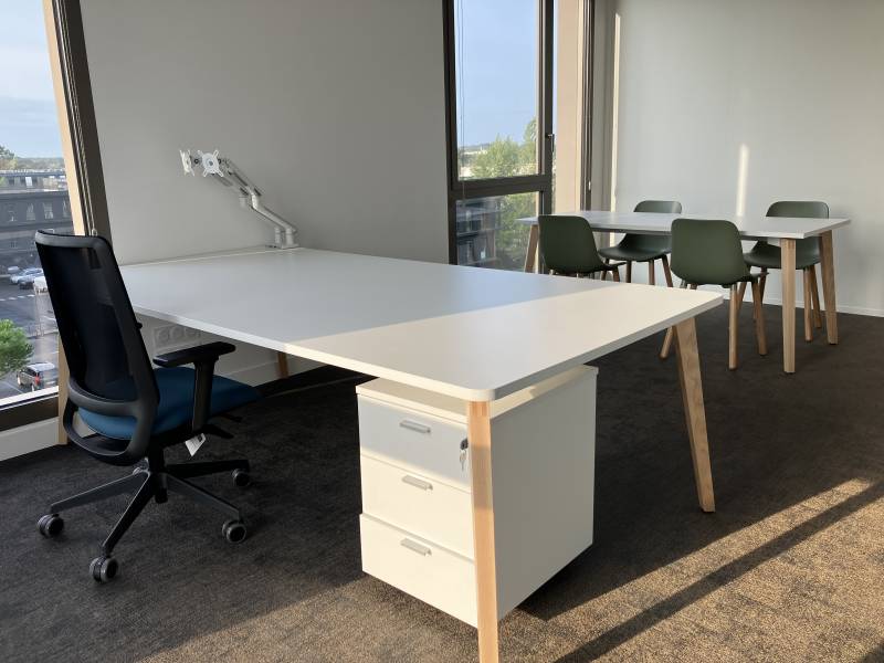 Mobilier de bureau à Bordeaux alliant esthétisme et fonctionnalité pour postes individuels et collectifs.