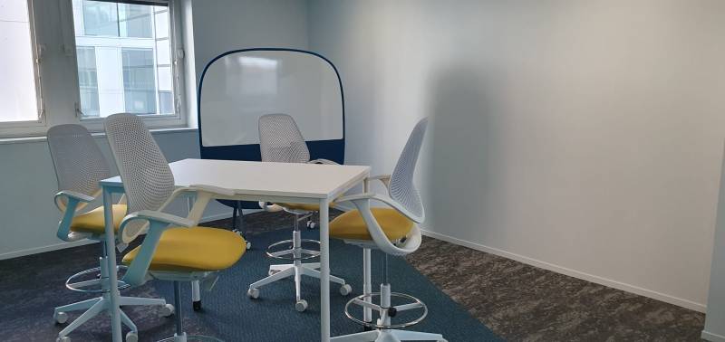 Disposition flexible des meubles dans une salle de réunion collaborative à Bordeaux