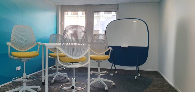 Détail des fauteuils mobiles et design intégrés aux open spaces de Domofrance à Bordeaux