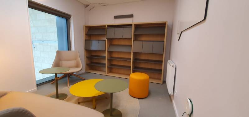 Bibliothèque du CE Keolis à Bordeaux : un nouvel aménagement alliant confort, design et espace de lecture pour les salariés