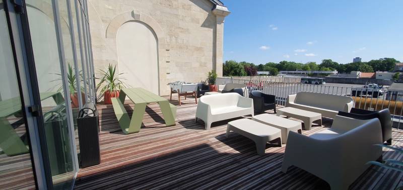 Aménagement de terrasse pour entreprise avec des mobiliers modernes simple d'entretiens à Bordeaux