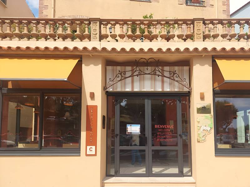 Collioure Pyrénées Orientales : mobilier sur-mesure et signalétique moderne pour son nouvel office de tourisme