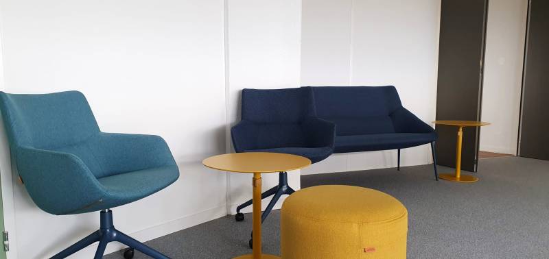 Espace détente avec canapé et tables basses pour des espaces collaboratifs à Bordeaux