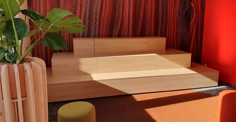 Présentation d’un espace aménagé avec l’estrade mobile à Bordeaux pour un usage polyvalent